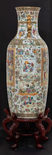 Grande vaso in porcellana a decoro di scene di vita comune, Famiglia Rosa, Canton, Cina, Dinastia Qing, ultimo quarto XIX secolo  - Asta Arte orientale  - Associazione Nazionale - Case d'Asta italiane