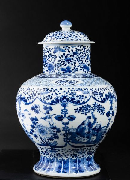 Vaso con coperchio in porcellana bianca e blu a decoro floreale e scene di vita comune, Cina, Dinastia Qing, XIX secolo  - Asta Arte orientale  - Associazione Nazionale - Case d'Asta italiane