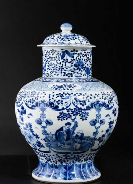 Vaso con coperchio in porcellana bianca e blu a decoro floreale e scene di vita comune, Cina, Dinastia Qing, XIX secolo  - Asta Arte orientale  - Associazione Nazionale - Case d'Asta italiane