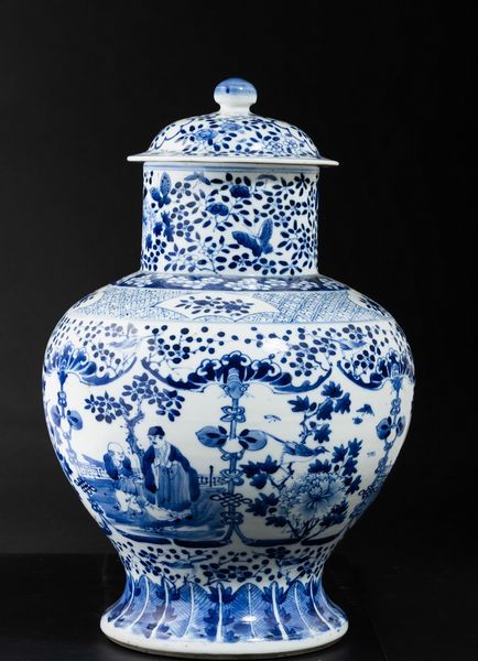 Vaso con coperchio in porcellana bianca e blu a decoro floreale e scene di vita comune, Cina, Dinastia Qing, XIX secolo  - Asta Arte orientale  - Associazione Nazionale - Case d'Asta italiane