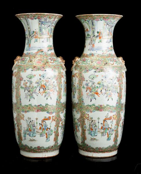 Coppia di vasi in porcellana a decoro floreale con scene di vita comune entro riserve, Cina, Dinastia Qing, XIX secolo  - Asta Arte orientale  - Associazione Nazionale - Case d'Asta italiane