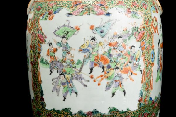 Coppia di vasi in porcellana a decoro floreale con scene di vita comune entro riserve, Cina, Dinastia Qing, XIX secolo  - Asta Arte orientale  - Associazione Nazionale - Case d'Asta italiane