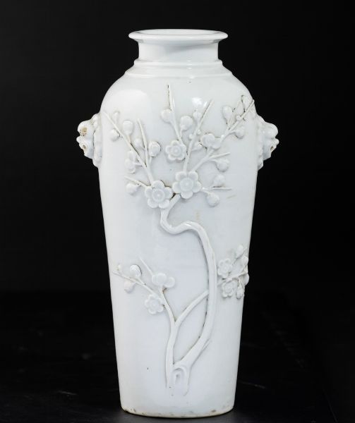 Vaso in porcellana Blanc de Chine con decoro di albero in fiore a rilievo e mascheroni, Cina, Dinastia Qing, XIX secolo  - Asta Arte orientale  - Associazione Nazionale - Case d'Asta italiane