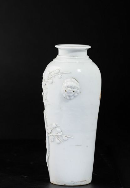 Vaso in porcellana Blanc de Chine con decoro di albero in fiore a rilievo e mascheroni, Cina, Dinastia Qing, XIX secolo  - Asta Arte orientale  - Associazione Nazionale - Case d'Asta italiane