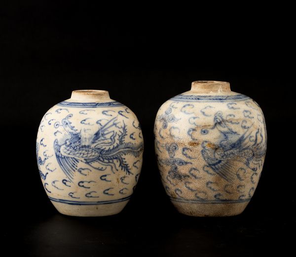 Coppia di potiches in porcellana bianca e blu con figure di fenici, Cina, Dinastia Qing, XIX secolo  - Asta Arte orientale  - Associazione Nazionale - Case d'Asta italiane