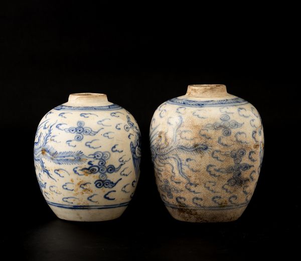 Coppia di potiches in porcellana bianca e blu con figure di fenici, Cina, Dinastia Qing, XIX secolo  - Asta Arte orientale  - Associazione Nazionale - Case d'Asta italiane