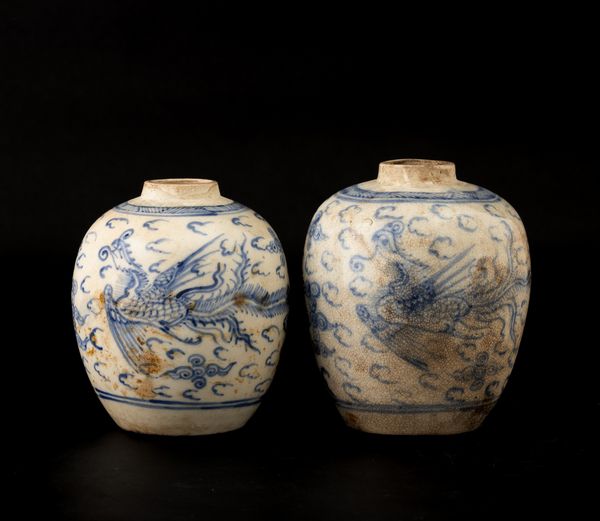 Coppia di potiches in porcellana bianca e blu con figure di fenici, Cina, Dinastia Qing, XIX secolo  - Asta Arte orientale  - Associazione Nazionale - Case d'Asta italiane