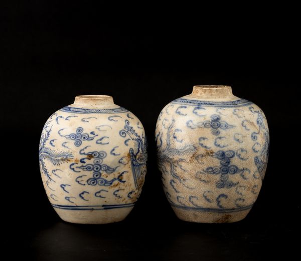 Coppia di potiches in porcellana bianca e blu con figure di fenici, Cina, Dinastia Qing, XIX secolo  - Asta Arte orientale  - Associazione Nazionale - Case d'Asta italiane