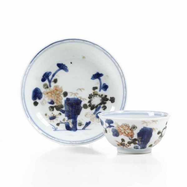 Tazza con piattino in porcellana Imari con decori floreali, Cina, Dinastia Qing, epoca Qianlong (1736-1796)  - Asta Arte orientale  - Associazione Nazionale - Case d'Asta italiane