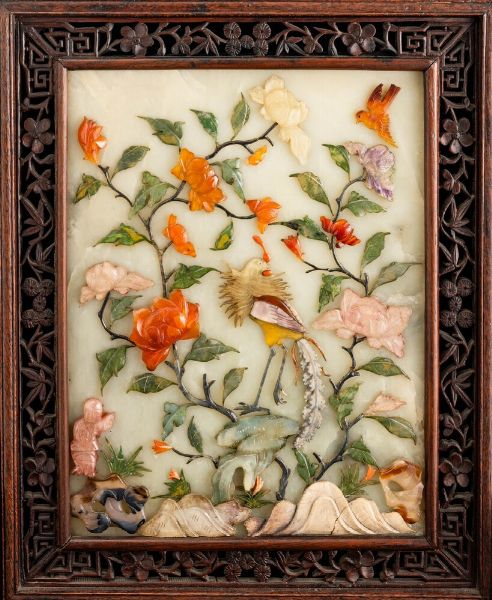 Piccolo paravento da tavolo con placca in giada raffigurante soggetto naturalistico in pietre dure, Cina, Dinastia Qing, XIX secolo  - Asta Arte orientale  - Associazione Nazionale - Case d'Asta italiane