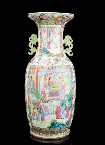 Vaso in porcellana Famiglia Rosa raffigurante scene di vita comune entro riserve, decori floreali e anse sagomate, Cina, Dinastia Qing, XIX secolo  - Asta Arte orientale  - Associazione Nazionale - Case d'Asta italiane