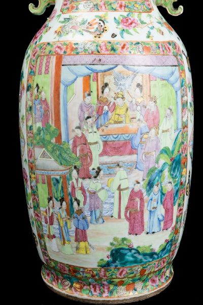 Vaso in porcellana Famiglia Rosa raffigurante scene di vita comune entro riserve, decori floreali e anse sagomate, Cina, Dinastia Qing, XIX secolo  - Asta Arte orientale  - Associazione Nazionale - Case d'Asta italiane