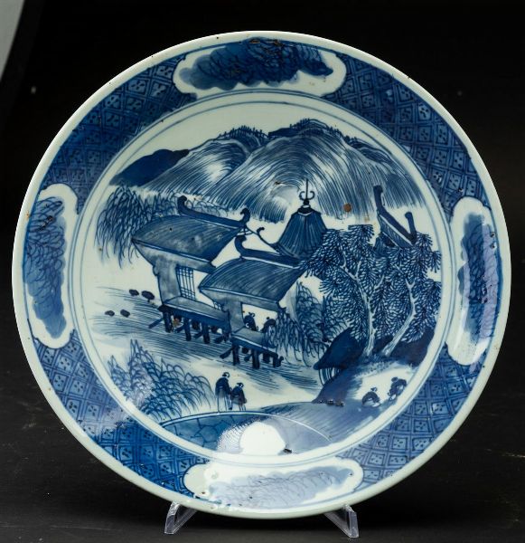 Piatto in porcellana bianca e blu con raffigurazione di paesaggio con pagode, Cina, Dinastia Qing, epoca Qianlong (1736-1796)  - Asta Arte orientale  - Associazione Nazionale - Case d'Asta italiane