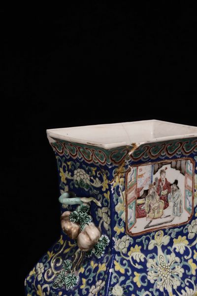 Vaso in porcellana Famiglia Rosa con scene di vita comune entro riserve, decori floreali e anse sagomate, Cina, Dinastia Qing, XIX secolo  - Asta Arte orientale  - Associazione Nazionale - Case d'Asta italiane