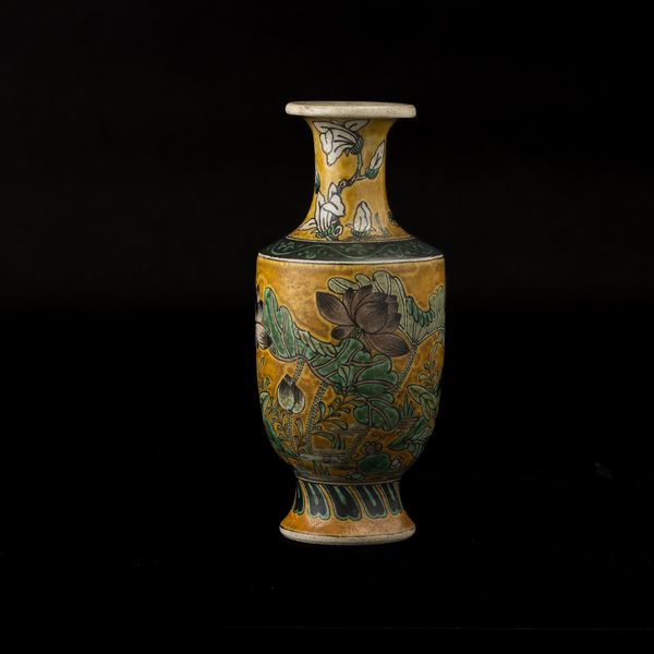 Vaso in porcellana Famiglia Verde con soggetto naturalistico su fondo giallo, Cina, Dinastia Qing, XIX secolo  - Asta Arte orientale  - Associazione Nazionale - Case d'Asta italiane