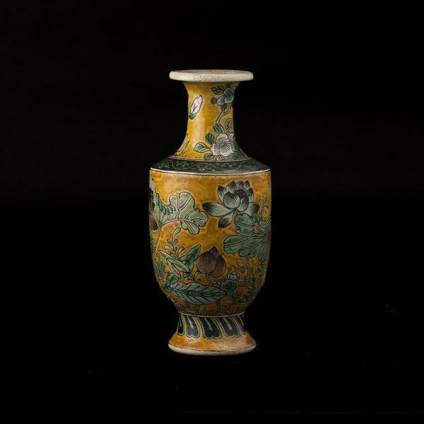 Vaso in porcellana Famiglia Verde con soggetto naturalistico su fondo giallo, Cina, Dinastia Qing, XIX secolo  - Asta Arte orientale  - Associazione Nazionale - Case d'Asta italiane