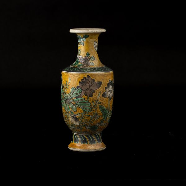 Vaso in porcellana Famiglia Verde con soggetto naturalistico su fondo giallo, Cina, Dinastia Qing, XIX secolo  - Asta Arte orientale  - Associazione Nazionale - Case d'Asta italiane