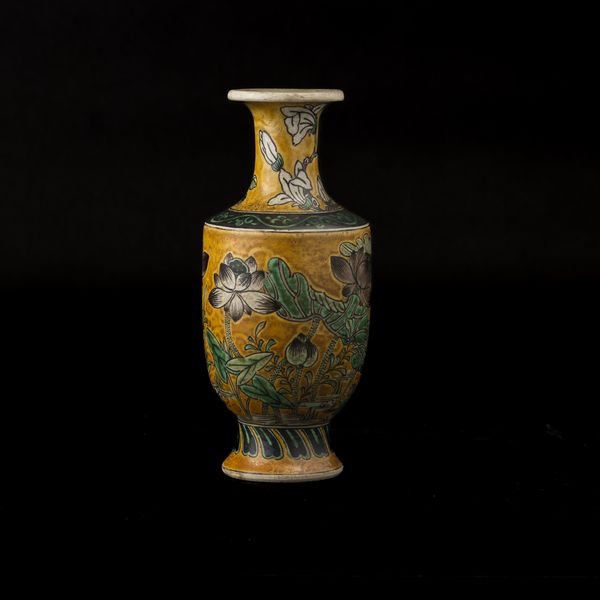 Vaso in porcellana Famiglia Verde con soggetto naturalistico su fondo giallo, Cina, Dinastia Qing, XIX secolo  - Asta Arte orientale  - Associazione Nazionale - Case d'Asta italiane