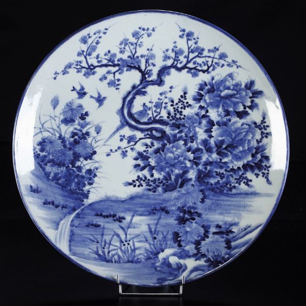 Grande piatto in porcellana bianca e blu con decoro naturalistico, Cina, Dinastia Qing, XIX secolo  - Asta Arte orientale  - Associazione Nazionale - Case d'Asta italiane