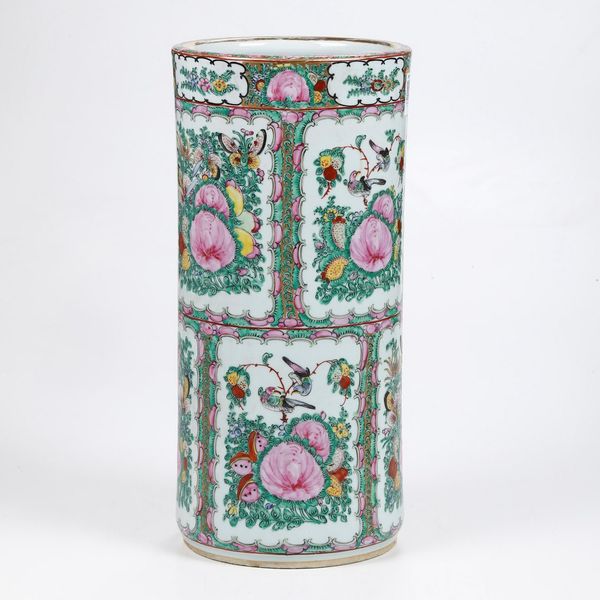 Vaso cilindrico in porcellana Famiglia Rosa con decori floreali entro riserve, Cina, Dinastia Qing, XIX secolo  - Asta Arte orientale  - Associazione Nazionale - Case d'Asta italiane