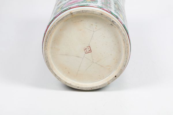 Vaso cilindrico in porcellana Famiglia Rosa con decori floreali entro riserve, Cina, Dinastia Qing, XIX secolo  - Asta Arte orientale  - Associazione Nazionale - Case d'Asta italiane