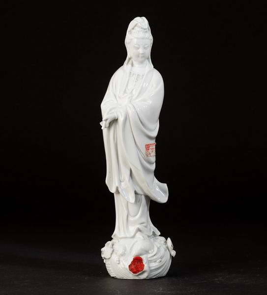 Figura di Guanyin con scroll in porcellana Blanc de Chine, Cina, XX secolo  - Asta Arte orientale  - Associazione Nazionale - Case d'Asta italiane