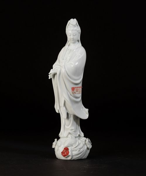 Figura di Guanyin con scroll in porcellana Blanc de Chine, Cina, XX secolo  - Asta Arte orientale  - Associazione Nazionale - Case d'Asta italiane