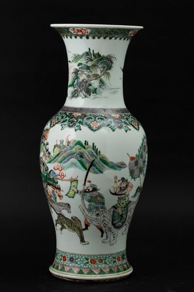 Vaso in porcellana Famiglia Verde raffigurante guerrieri, Cina, Dinastia Qing, XIX secolo  - Asta Arte orientale  - Associazione Nazionale - Case d'Asta italiane