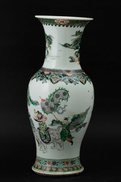 Vaso in porcellana Famiglia Verde raffigurante guerrieri, Cina, Dinastia Qing, XIX secolo  - Asta Arte orientale  - Associazione Nazionale - Case d'Asta italiane