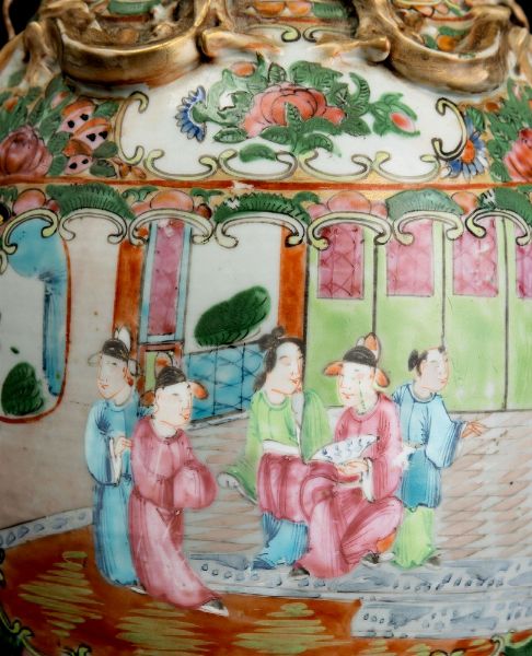 Vaso in porcellana Famiglia Rosa con scene di vita comune entro riserve, decori floreali e figure di draghetti a rilievo, Cina, Dinastia Qing, XIX secolo  - Asta Arte orientale  - Associazione Nazionale - Case d'Asta italiane