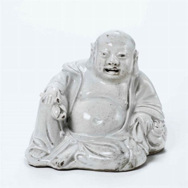 Figura di Budai in porcellana Blanc de Chine, Cina, Dinastia Qing, XIX secolo  - Asta Arte orientale  - Associazione Nazionale - Case d'Asta italiane