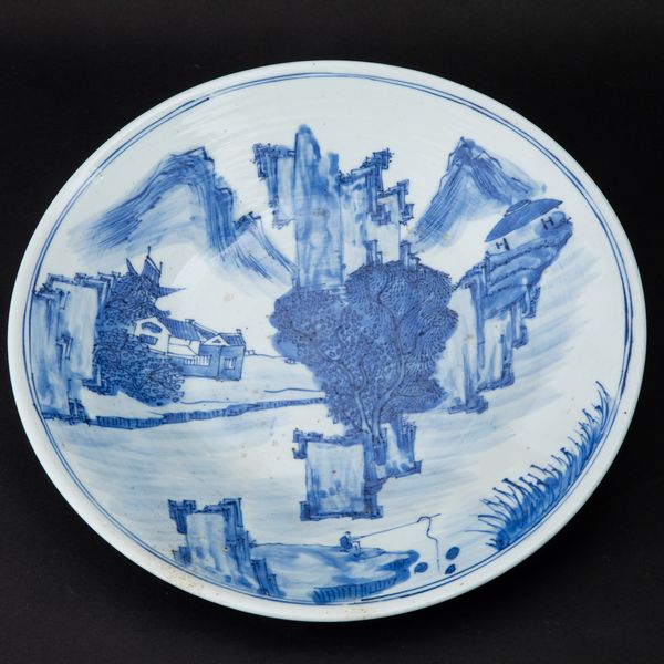 Piatto in porcellana bianca e blu con raffigurazione di paesaggio, Cina, Dinastia Qing, epoca Daoguang (1821-1850)  - Asta Arte orientale  - Associazione Nazionale - Case d'Asta italiane