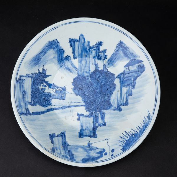 Piatto in porcellana bianca e blu con raffigurazione di paesaggio, Cina, Dinastia Qing, epoca Daoguang (1821-1850)  - Asta Arte orientale  - Associazione Nazionale - Case d'Asta italiane