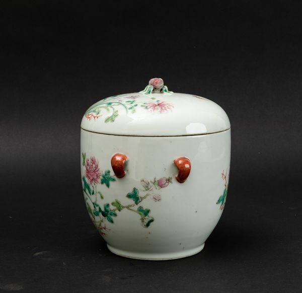 Ciotola con coperchio in porcellana con peonie in fiore, Cina, Dinastia Qing, XIX secolo  - Asta Arte orientale  - Associazione Nazionale - Case d'Asta italiane