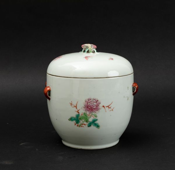 Ciotola con coperchio in porcellana con peonie in fiore, Cina, Dinastia Qing, XIX secolo  - Asta Arte orientale  - Associazione Nazionale - Case d'Asta italiane