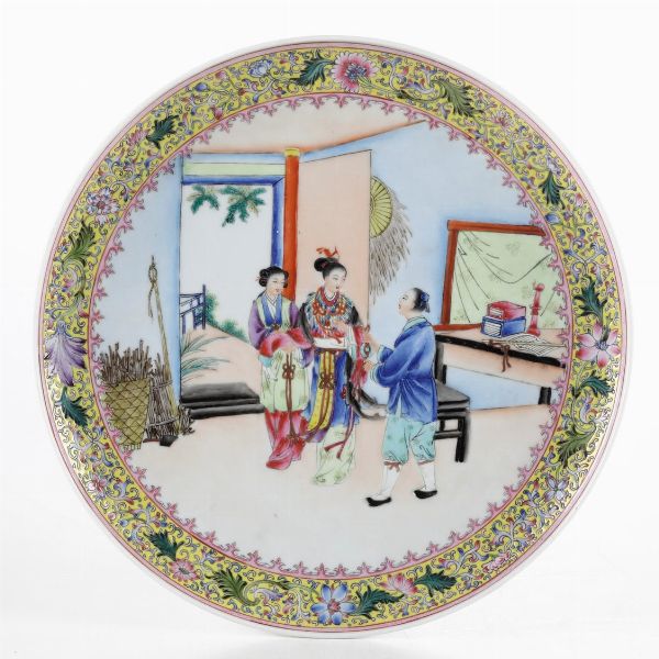 Piatto in porcellana con scena di vita comune e decori floreali, Cina, Repubblica, XX secolo  - Asta Arte orientale  - Associazione Nazionale - Case d'Asta italiane