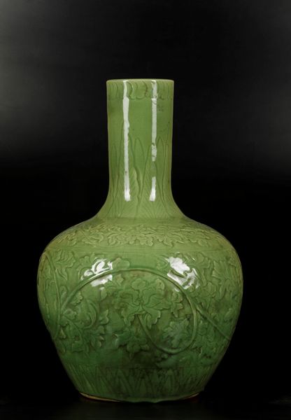 Vaso Tianqiuping in porcellana Celadon con decori a racemi vegetali, Cina, Dinastia Qing, XIX secolo  - Asta Arte orientale  - Associazione Nazionale - Case d'Asta italiane