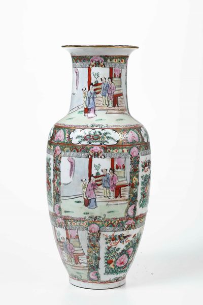 Vaso in porcellana con decori floreali e scene di vita comune entro riserve, Cina, XX secolo  - Asta Arte orientale  - Associazione Nazionale - Case d'Asta italiane