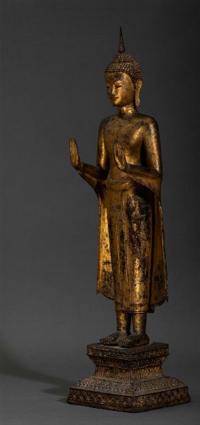 Figura di Buddha stante in bronzo dorato, Thailandia, XIX secolo  - Asta Arte orientale  - Associazione Nazionale - Case d'Asta italiane