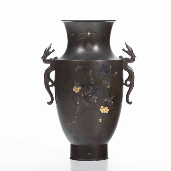 Vaso in bronzo con decori floreali parzialmente dorati e anse a foggia di draghetto, Giappone, periodo Meiji (1868-1912)  - Asta Arte orientale  - Associazione Nazionale - Case d'Asta italiane