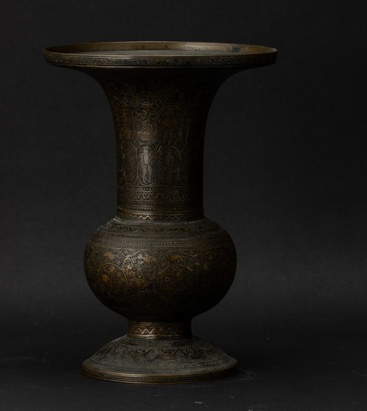 Vaso in bronzo con decori a racemi incisi e figure, Siria, XVIII secolo  - Asta Arte orientale  - Associazione Nazionale - Case d'Asta italiane