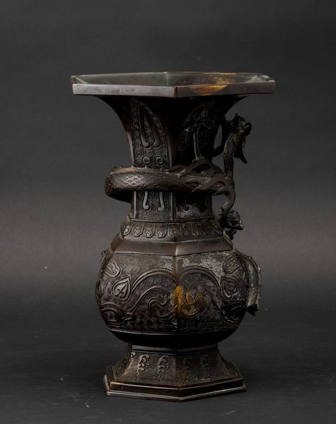 Vaso a tromba in bronzo con decori d'ispirazione arcaica e figura di drago a rilievo, Cina, Dinastia Ming, XVII secolo  - Asta Arte orientale  - Associazione Nazionale - Case d'Asta italiane