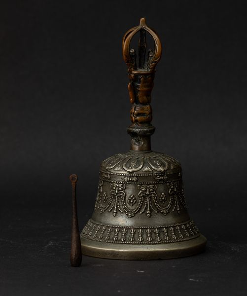 Campana rituale in bronzo, Tibet, XVIII secolo  - Asta Arte orientale  - Associazione Nazionale - Case d'Asta italiane