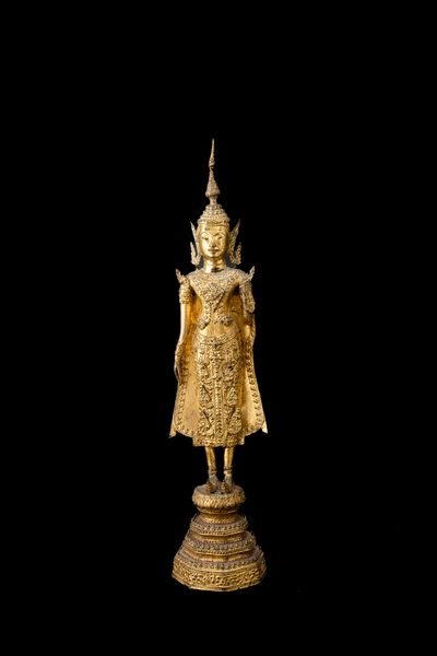 Figura di Buddha stante in bronzo dorato, Thailandia, Ayutthaya, XIX secolo  - Asta Arte orientale  - Associazione Nazionale - Case d'Asta italiane