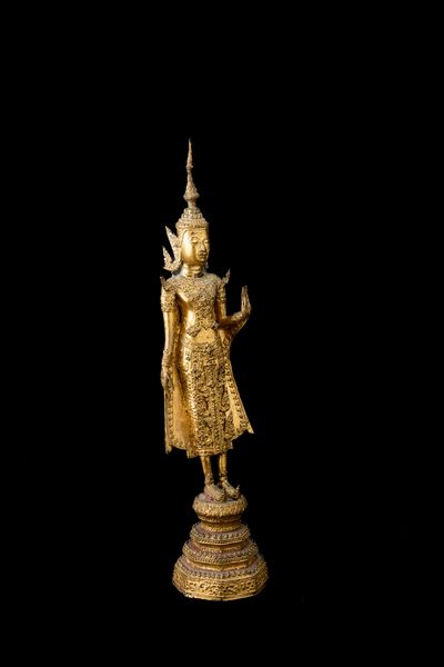 Figura di Buddha stante in bronzo dorato, Thailandia, Ayutthaya, XIX secolo  - Asta Arte orientale  - Associazione Nazionale - Case d'Asta italiane