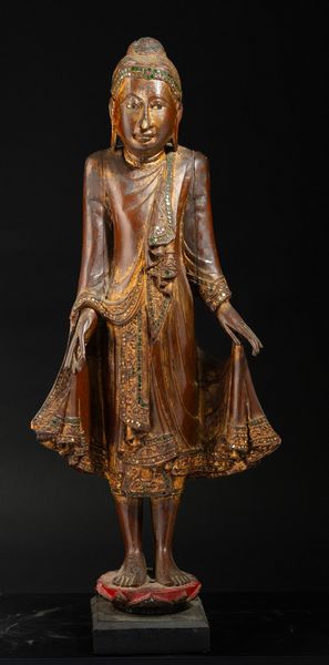 Figura di Buddha stante su fiore di loto in legno parzialmente laccato e dorato, Thailandia, XIX secolo  - Asta Arte orientale  - Associazione Nazionale - Case d'Asta italiane