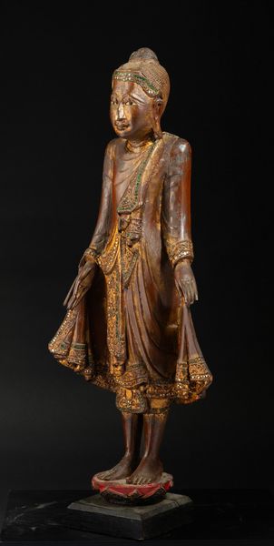 Figura di Buddha stante su fiore di loto in legno parzialmente laccato e dorato, Thailandia, XIX secolo  - Asta Arte orientale  - Associazione Nazionale - Case d'Asta italiane