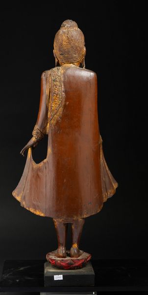 Figura di Buddha stante su fiore di loto in legno parzialmente laccato e dorato, Thailandia, XIX secolo  - Asta Arte orientale  - Associazione Nazionale - Case d'Asta italiane