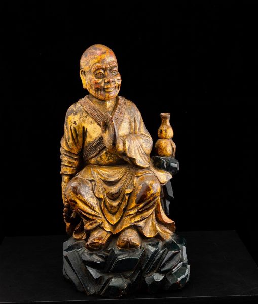 Figura di saggio in legno laccato e dorato, Cina, Dinastia Qing, XIX secolo  - Asta Arte orientale  - Associazione Nazionale - Case d'Asta italiane