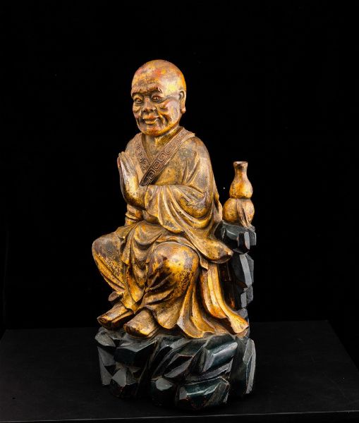 Figura di saggio in legno laccato e dorato, Cina, Dinastia Qing, XIX secolo  - Asta Arte orientale  - Associazione Nazionale - Case d'Asta italiane